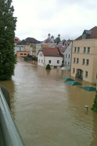 Die historische Altstadt und Teile des Zentrums der Drei-Flüsse-Stadt Passau waren großflächig überspült. Foto: djd/DEVK